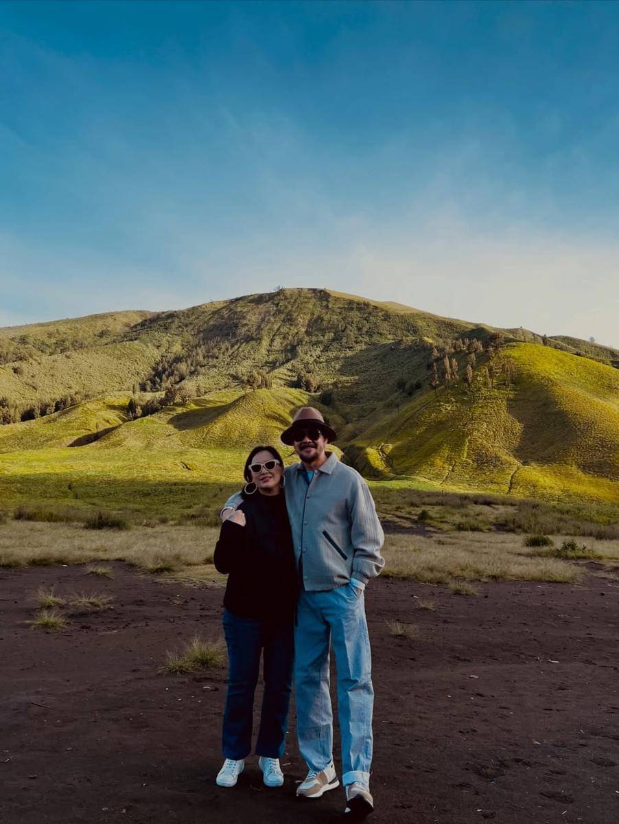Potret Ferry Salim dan istri liburan ke Bromo.
