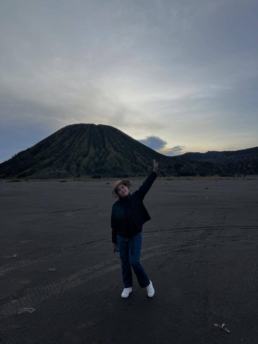 Potret Ferry Salim dan istri liburan ke Bromo.