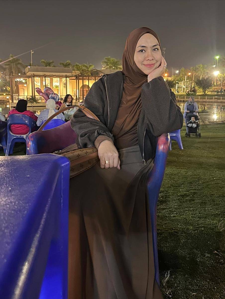 Potret Oki Setiana Dewi ajak anak jalan-jalan di Cairo