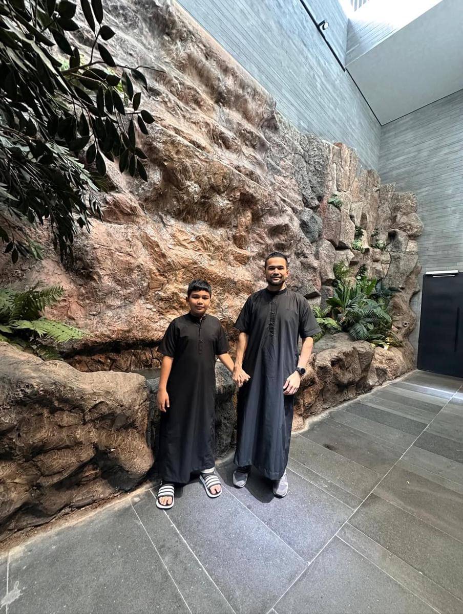 Potret kedekatan Teuku Wisnu dan Adam saat umrah