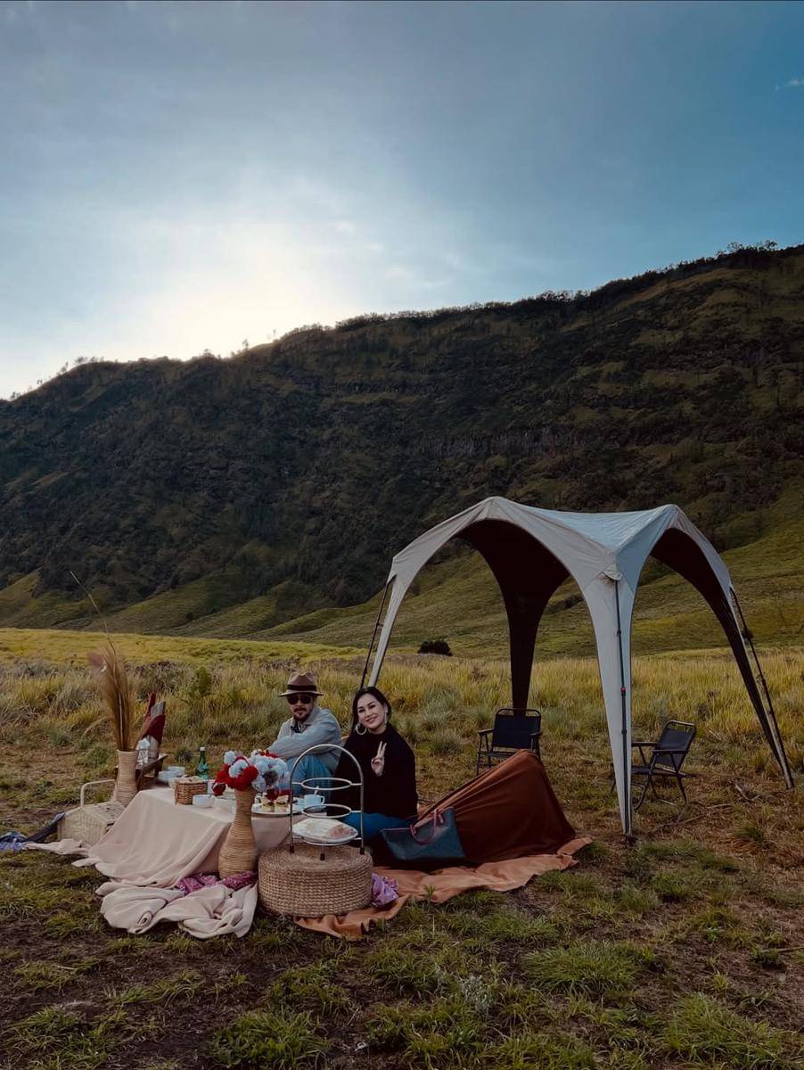 Potret Ferry Salim dan istri liburan ke Bromo.