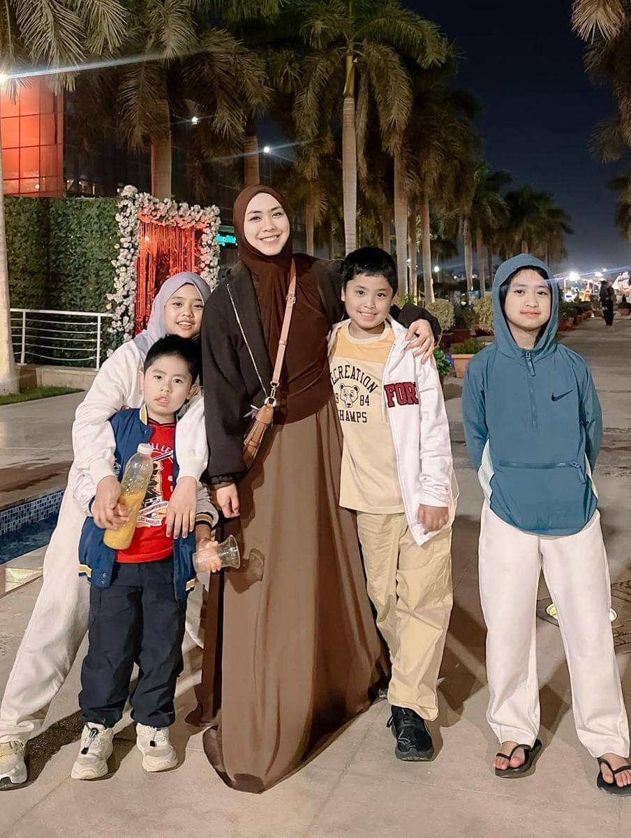 Potret Oki Setiana Dewi ajak anak jalan-jalan di Cairo