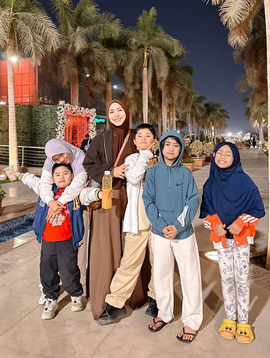 Potret Oki Setiana Dewi ajak anak jalan-jalan di Cairo