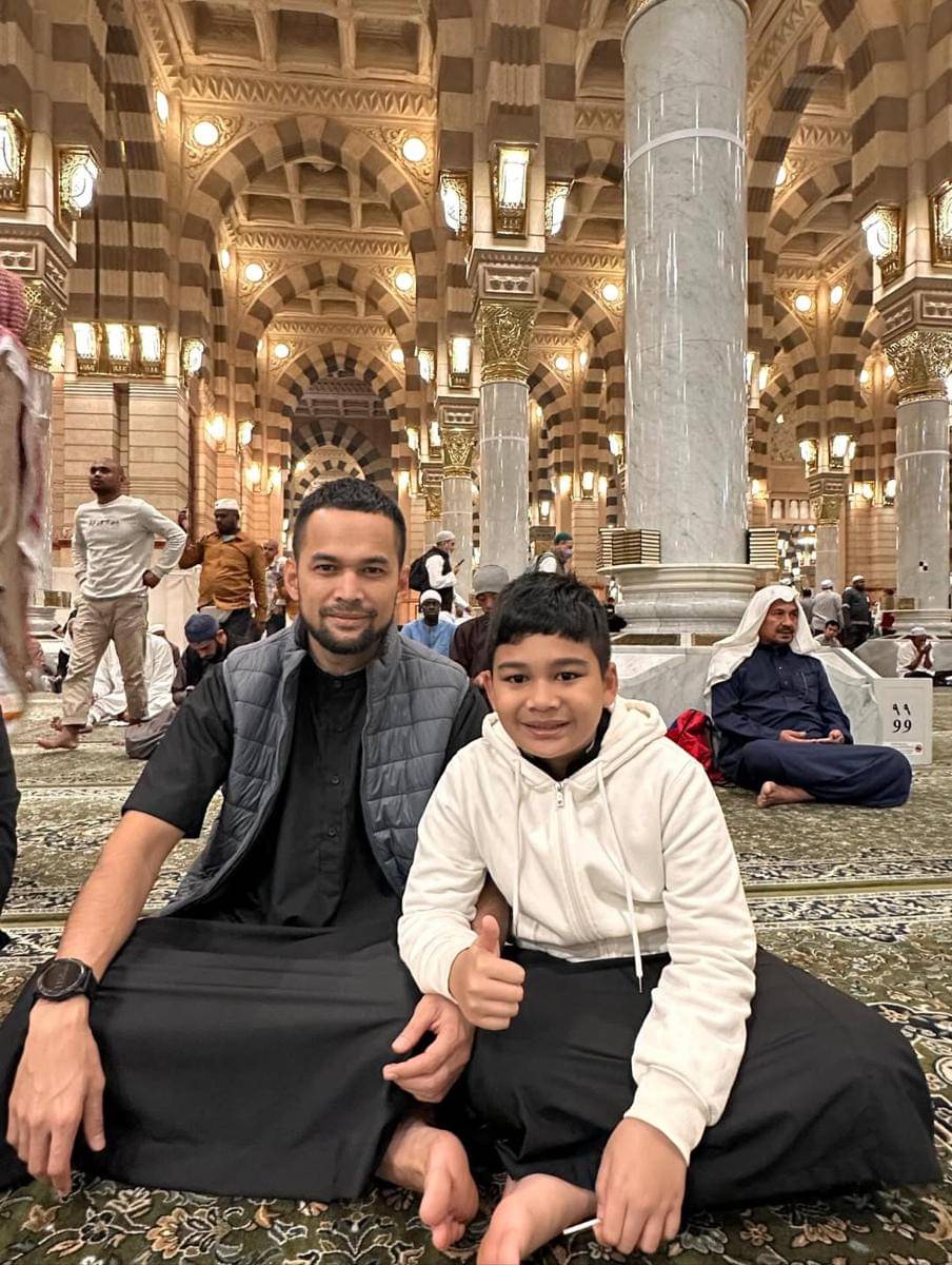Potret kedekatan Teuku Wisnu dan Adam saat umrah