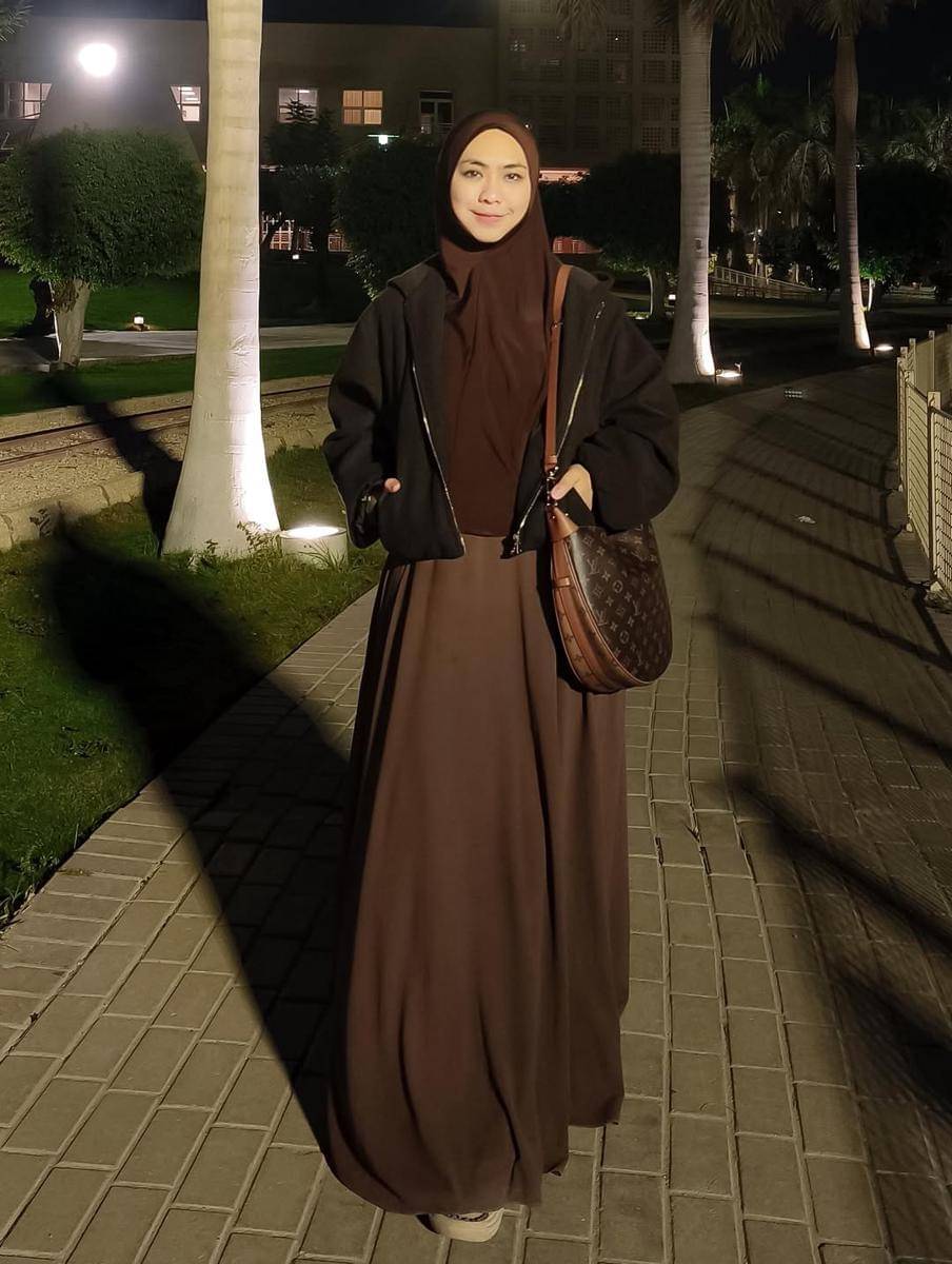 Potret Oki Setiana Dewi ajak anak jalan-jalan di Cairo