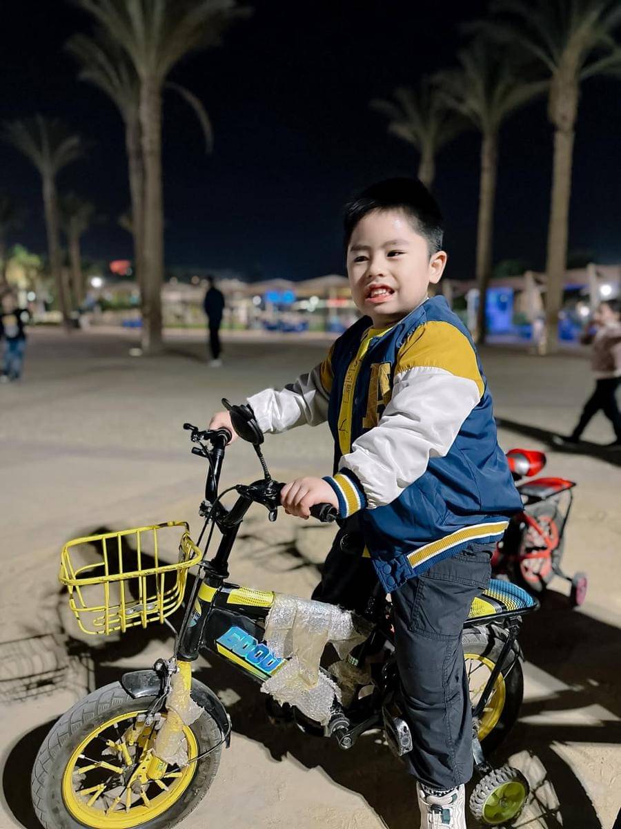 Potret Oki Setiana Dewi ajak anak jalan-jalan di Cairo