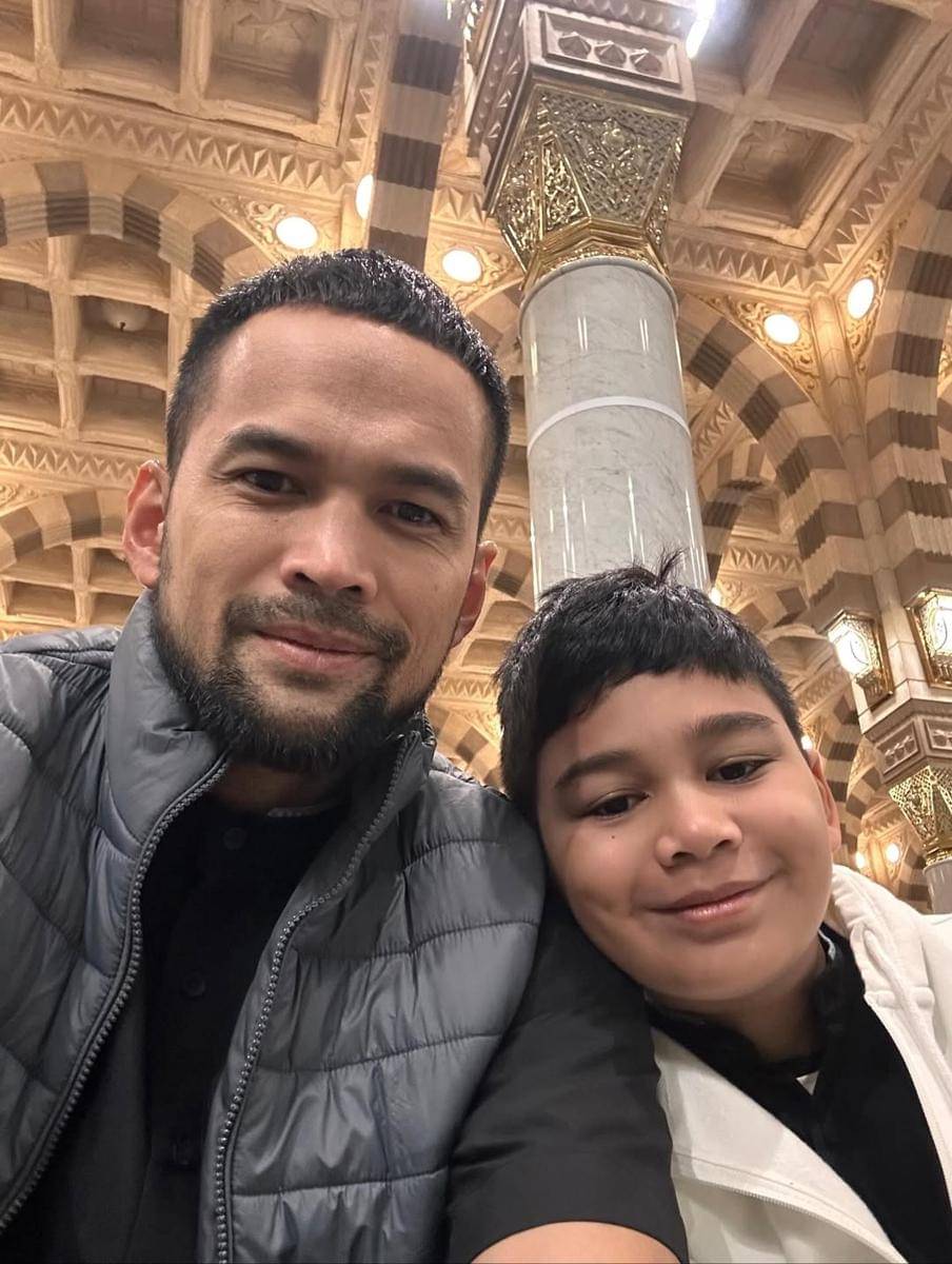 Potret kedekatan Teuku Wisnu dan Adam saat umrah