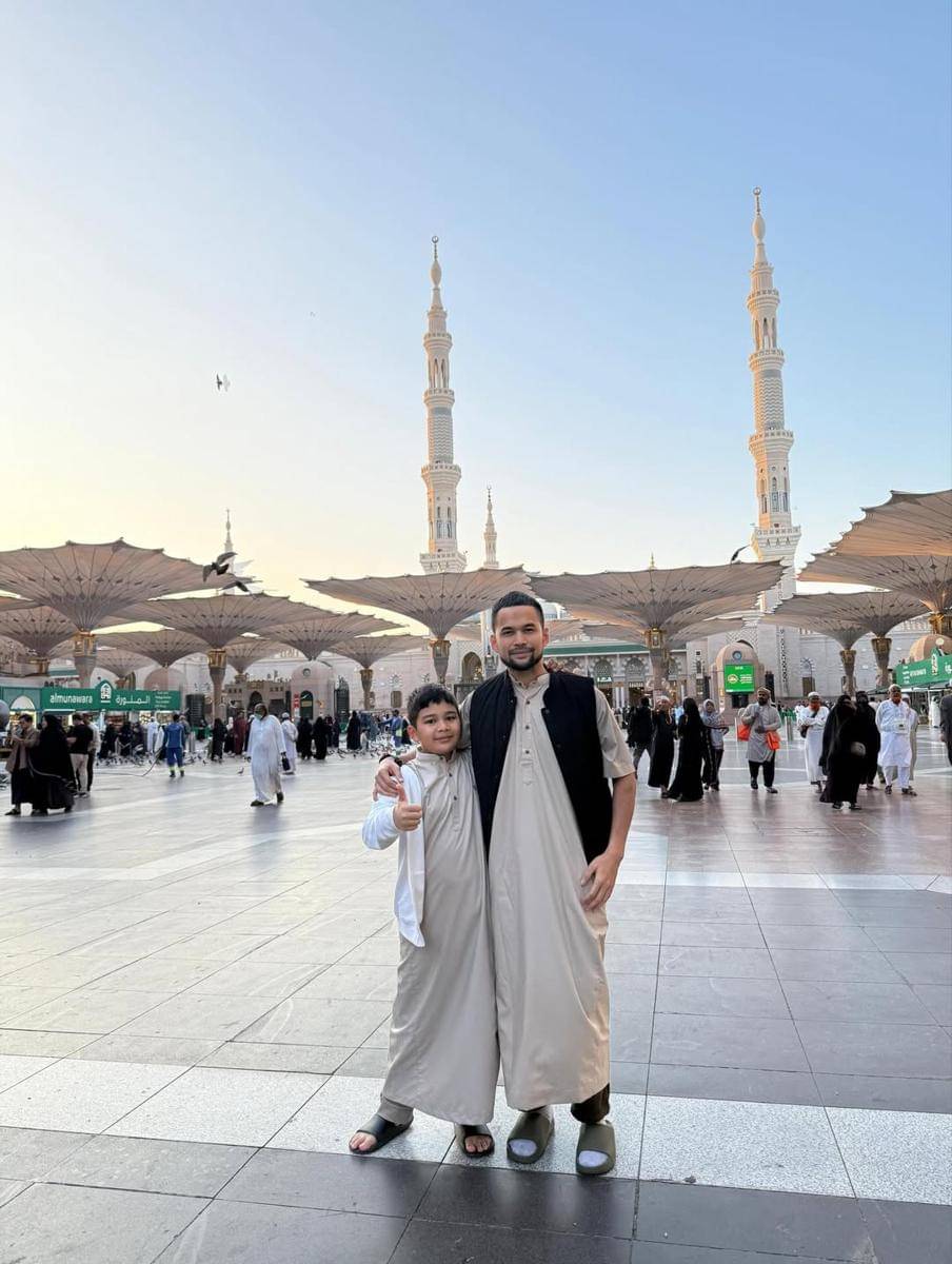 Potret kedekatan Teuku Wisnu dan Adam saat umrah