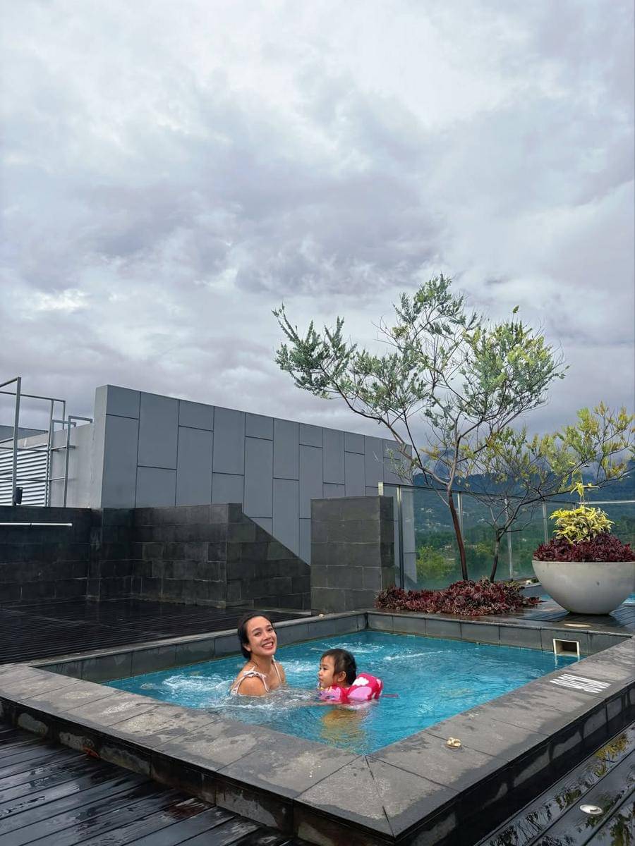 Potret Dea Ananda ajak keluarga Staycation di Kabupaten Bogor