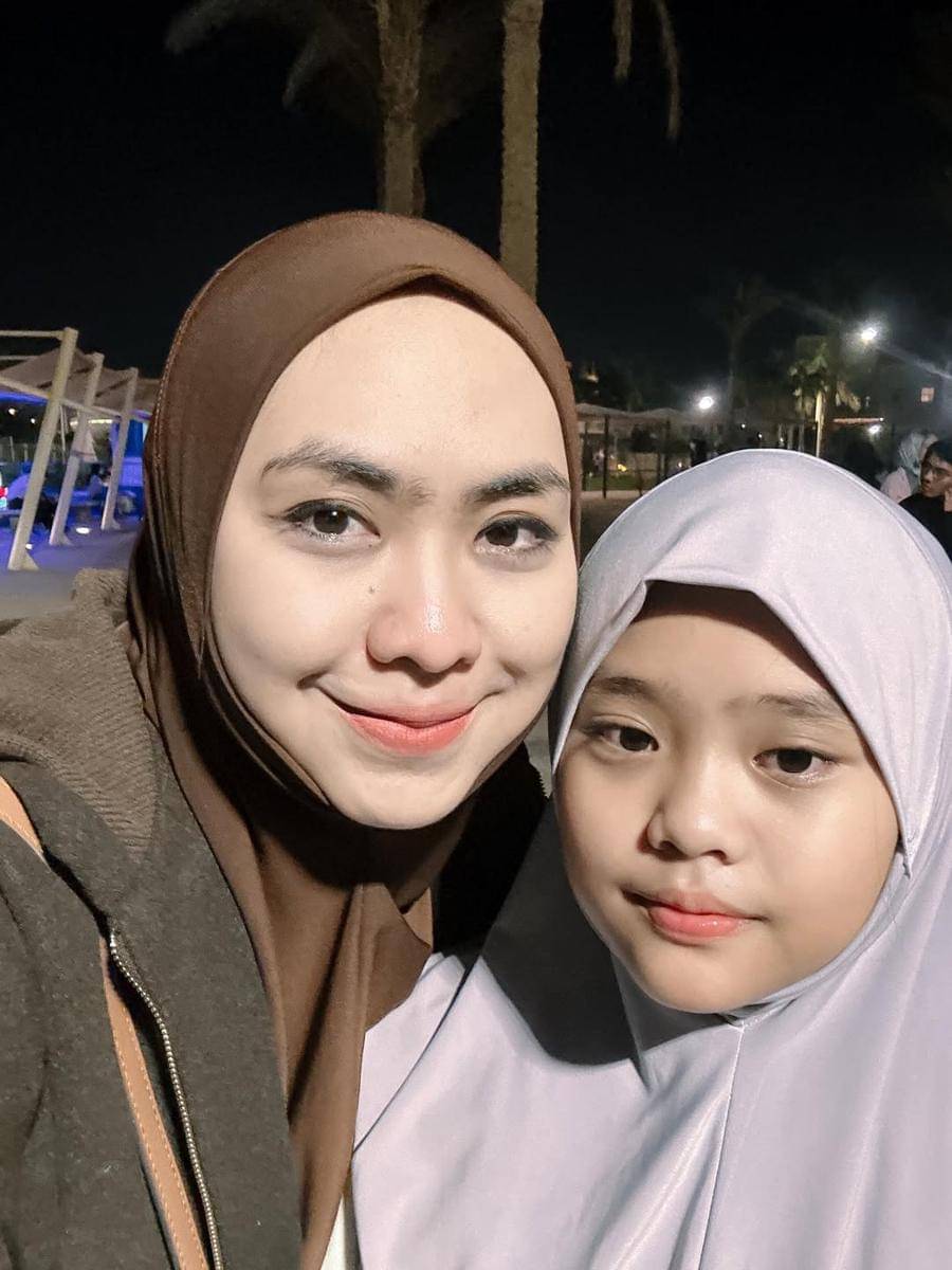 Potret Oki Setiana Dewi ajak anak jalan-jalan di Cairo