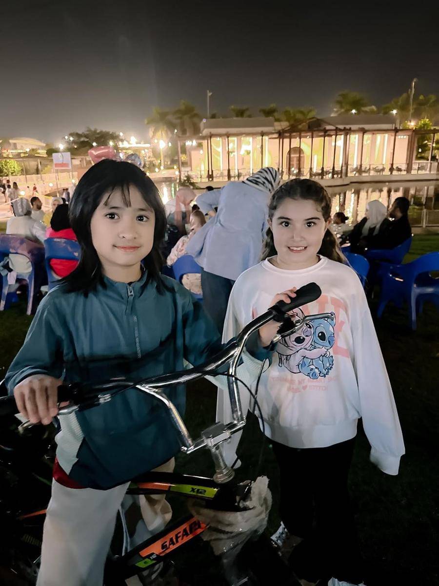 Potret Oki Setiana Dewi ajak anak jalan-jalan di Cairo