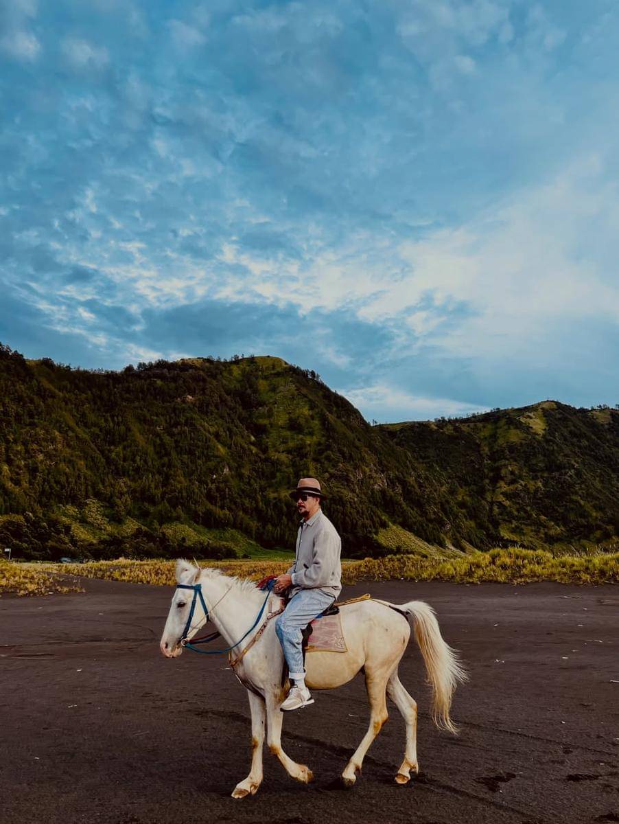 Potret Ferry Salim dan istri liburan ke Bromo.