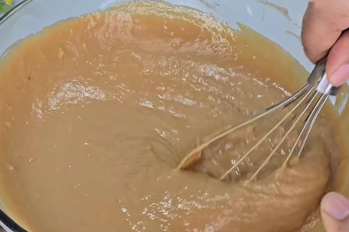 ilustrasi membuat adonan apem tape gula merah 