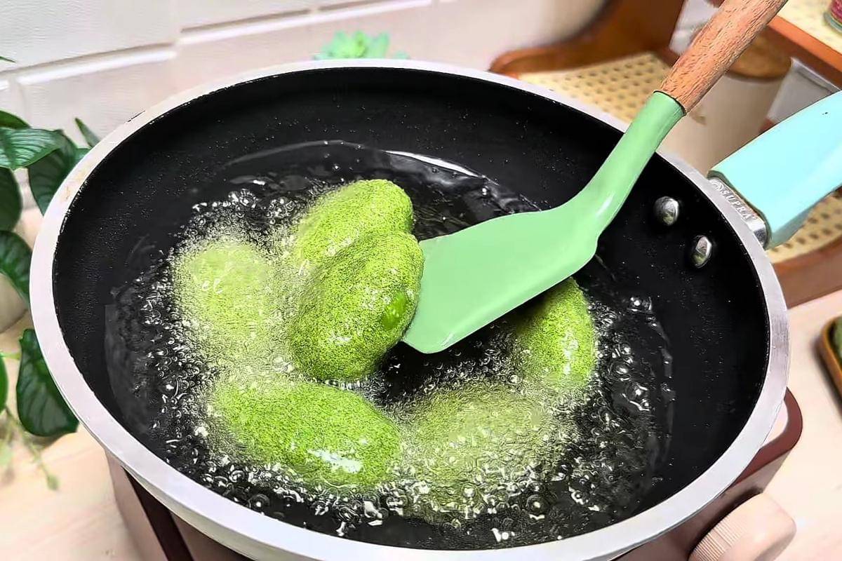 ilustrasi menggoreng gemblong ketan pandan