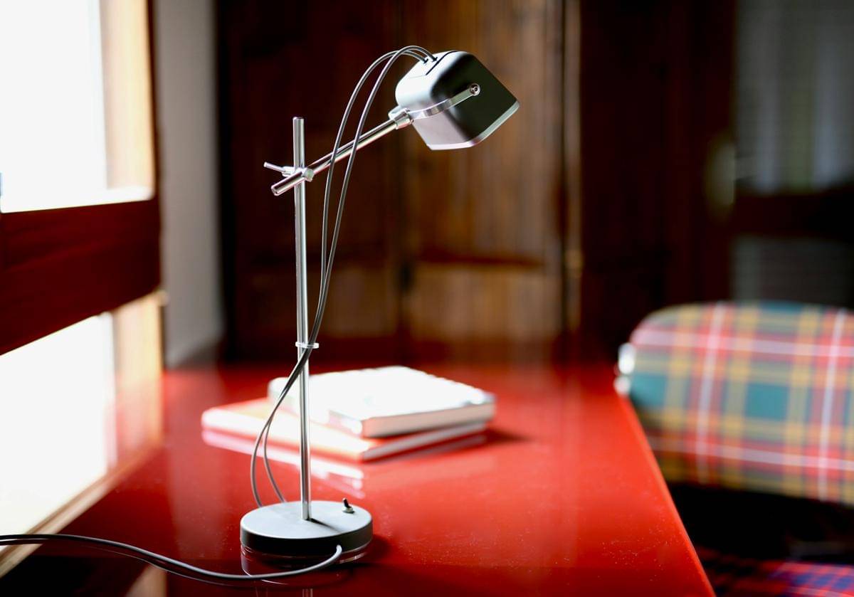 ilustrasi lampu meja adjustable