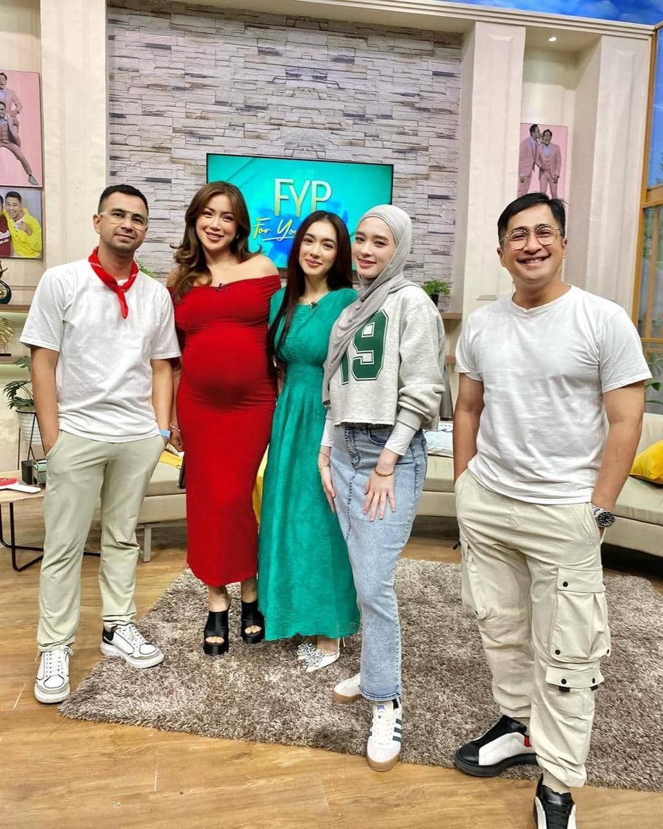 Mix and Match Hijab Denim ala Inara Rusli