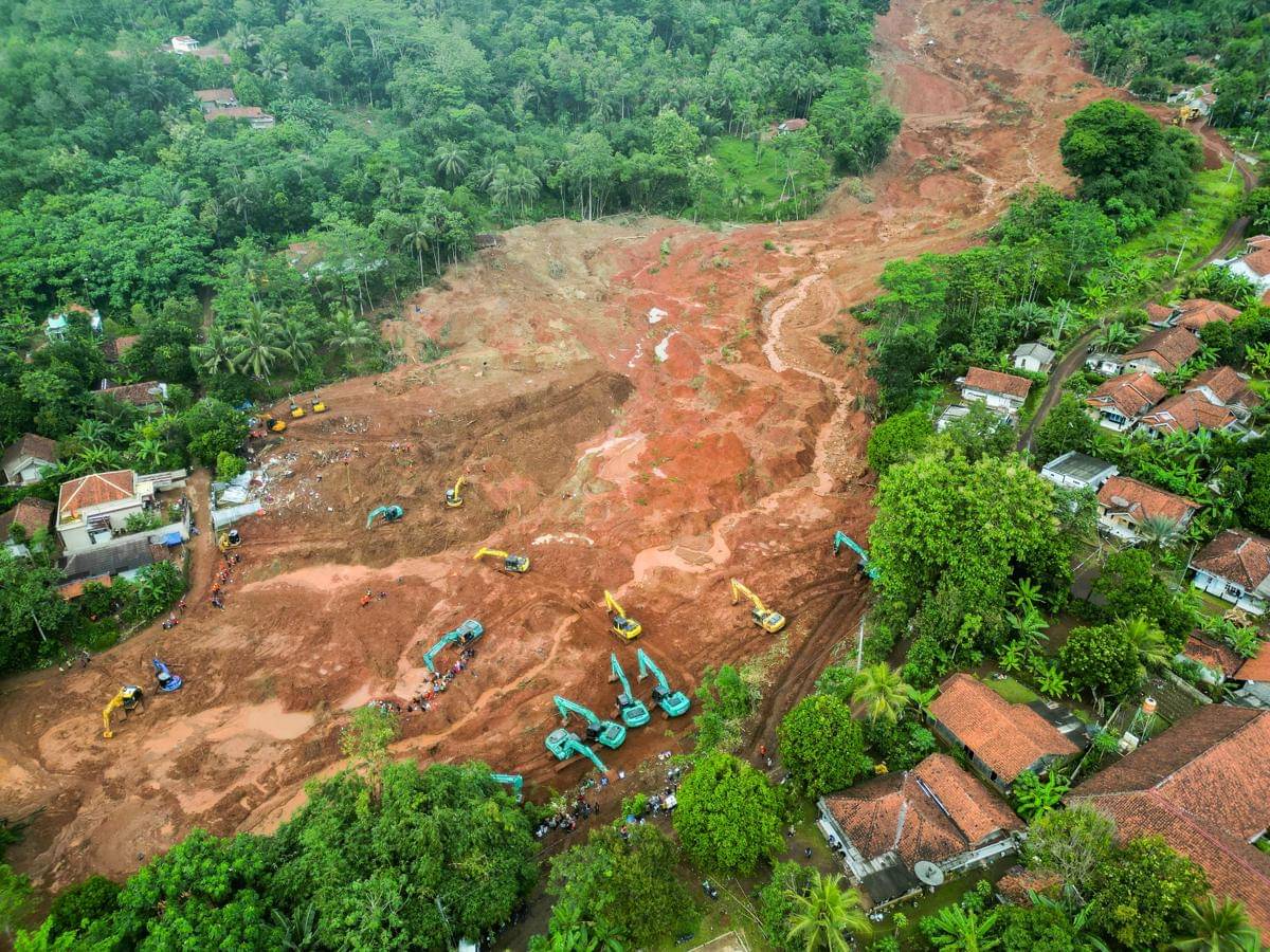 Foto udara area terdampak bencana tanah longsor di Desa Cibeunying, Majenang, Cilacap, Jawa Tengah, Rabu (19/11/2025). (ANTARA FOTO/Idhad Zakaria)