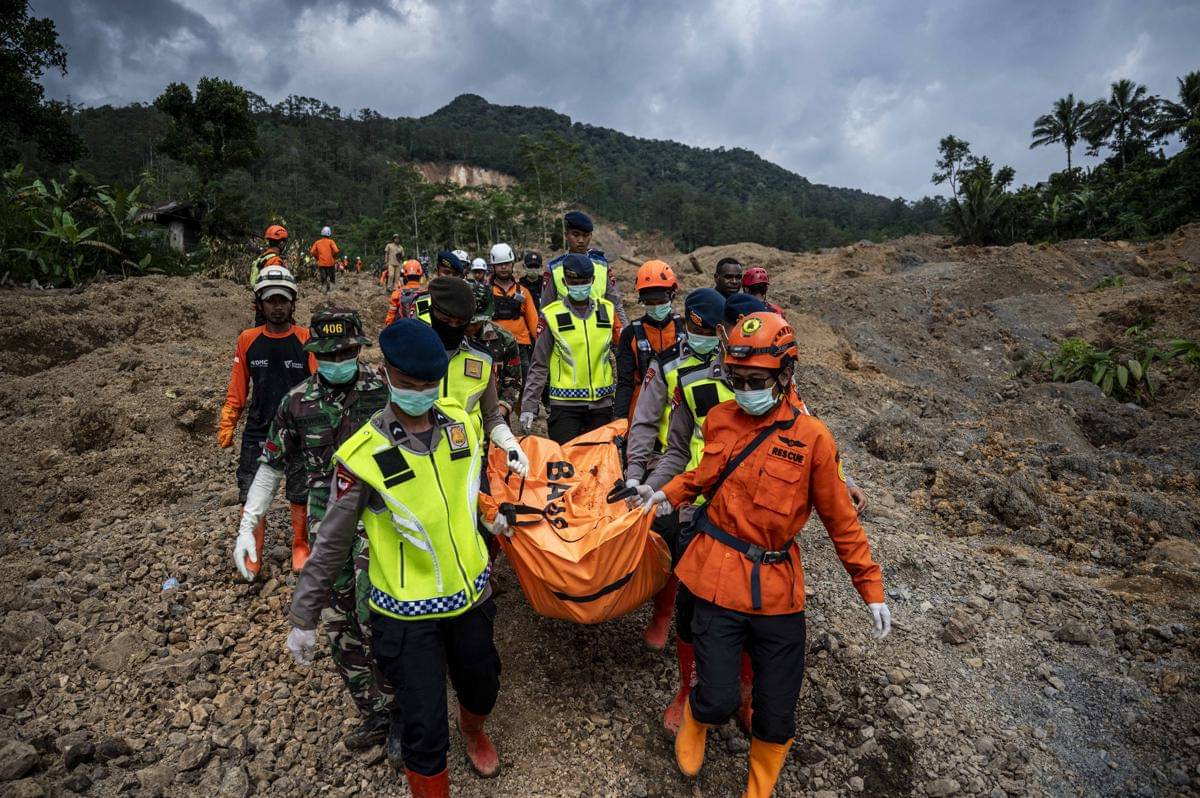 Tim SAR gabungan mengevakuasi korban bencana tanah longsor di Dusun Situkung, Desa Pandanarum, Kecamatan Pandanarum, Kabupaten Banjarnegara, Jawa Tengah, Rabu (19/11/2025). (ANTARA FOTO/Aprillio Akbar)