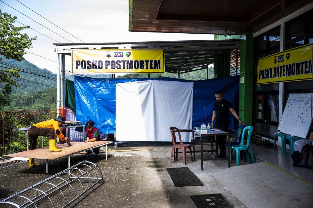 Tenaga kesehatan dan relawan menyiapkan perlengkapan pemulasaran jenazah di Posko Postmortem Puskesmas Kecamatan Pandanarum, Kabupaten Banjarnegara, Jawa Tengah, Kamis (20/11/2025). (ANTARA FOTO/Aprillio Akbar)