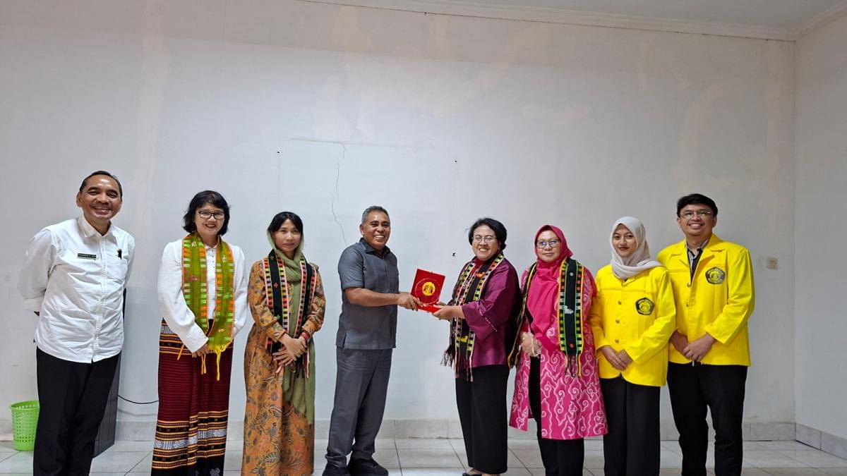 Tim GSSD Universitas Indonesia bersama Bupati Manggarai Barat, Edisatius Endi, usai memberikan pelatihan standarisasi ekspor kain tenun Manggarai Barat di Nusa Tenggara Timur, akhir pekan lalu (Dokumentasi GSSD UI)