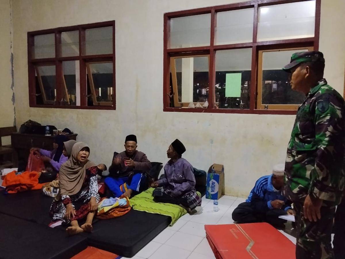 Prajurit TNI AD bantu korban terdampak erupsi Semeru