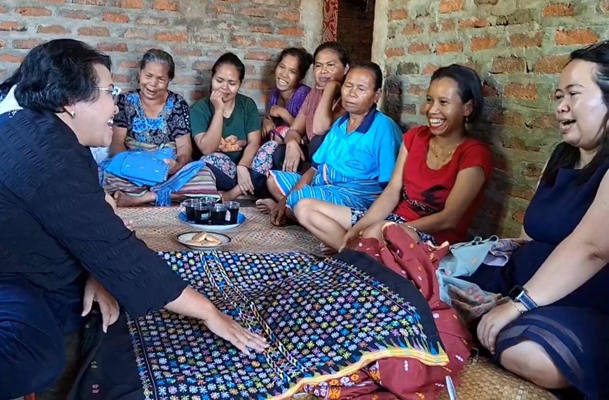 Tim GSSD Universitas Indonesia saat memberikan pelatihan standarisasi ekspor kain tenun Manggarai Barat di Nusa Tenggara Timur, akhir pekan lalu (Dokumentasi GSSD UI)