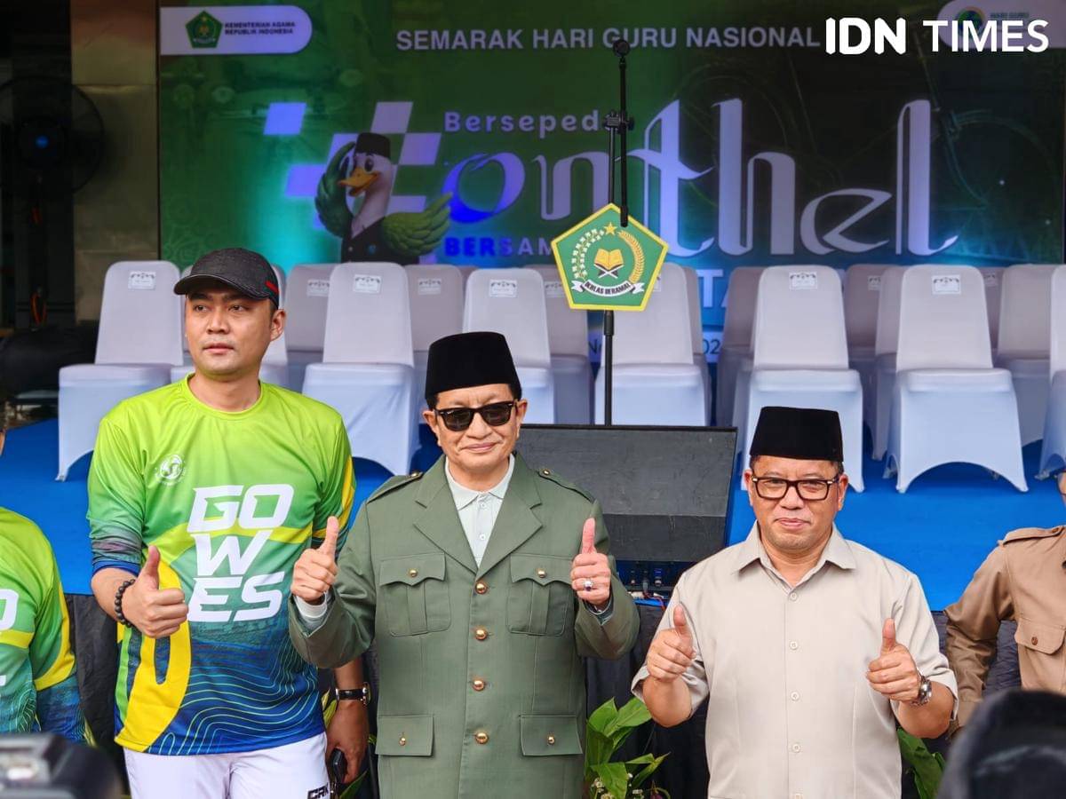 Menag Nasaruddin Umar, sukses mencuri perhatian dengan mengenakan setelan mirip Presiden pertama RI, Sukarno saat acara gowes Hari Guru Nasional 2025 (IDN Times/Ilman Nafi'an)