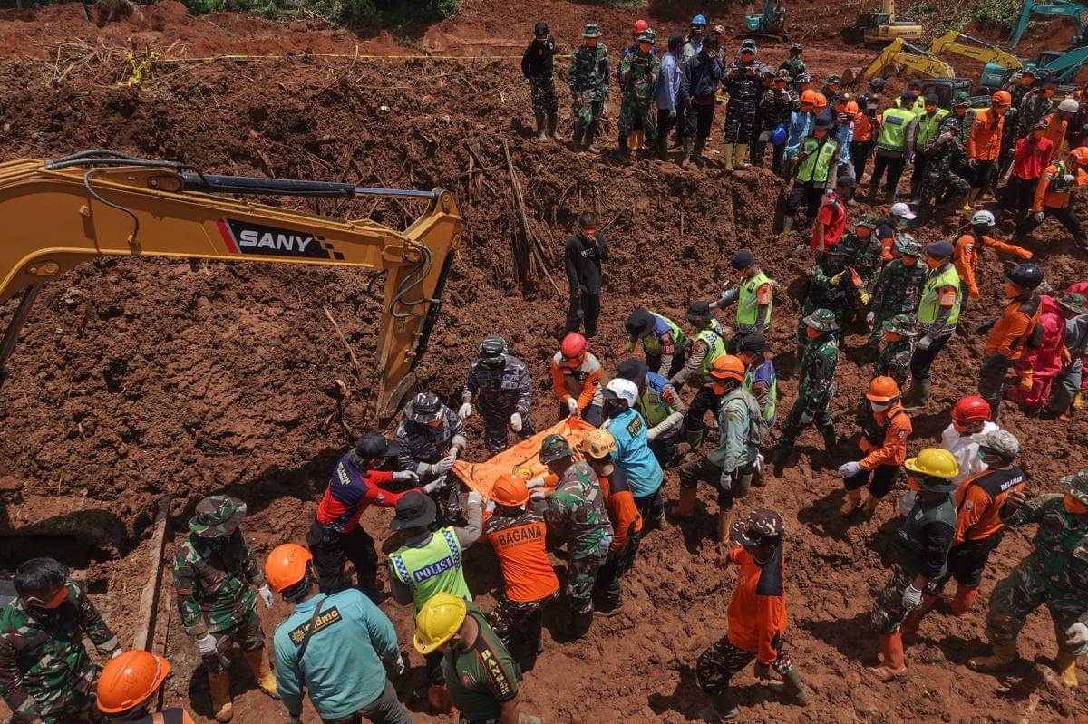 Tim SAR gabungan melakukan proses evakuasi jenazah korban longsor yang ditemukan pada hari ketujuh di Desa Cibeunying, Majenang, Cilacap, Jawa Tengah, Rabu (19/11/2025). (ANTARA FOTO/Idhad Zakaria)