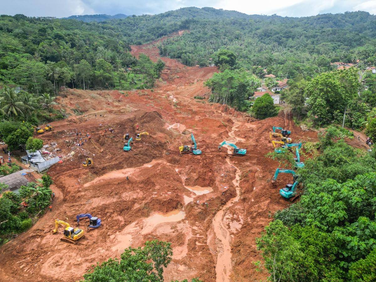 Foto udara area terdampak bencana tanah longsor di Desa Cibeunying, Majenang, Cilacap, Jawa Tengah, Rabu (19/11/2025). (ANTARA FOTO/Idhad Zakaria)