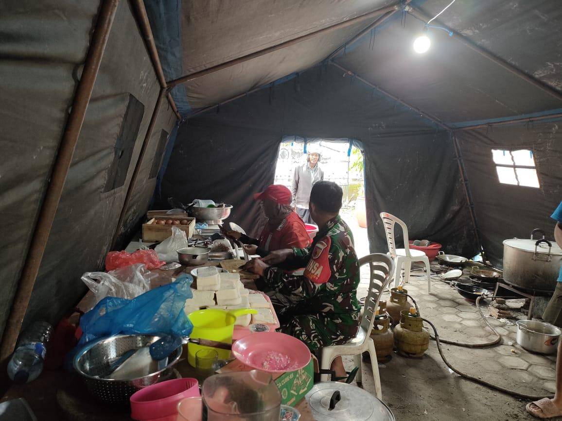 Prajurit TNI Angkatan Darat (AD) bantu korban terdampak erupsi Gunung Semeru