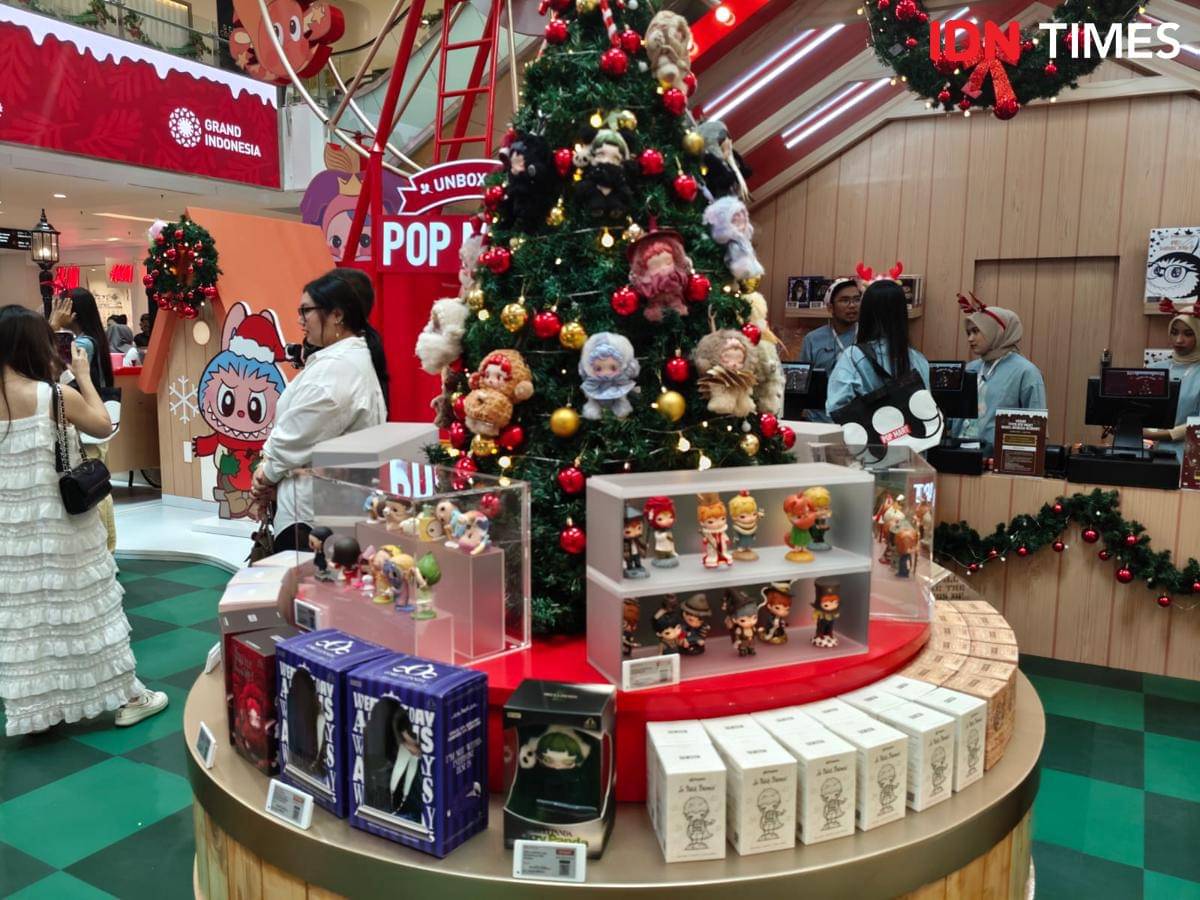 Suasana “Unbox Joy: POP MART Christmas Town” di Grand Indonesia, Sabtu (22/11/2025). (IDN Times/Febriyanti Revitasari)