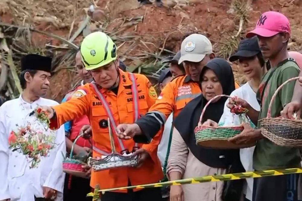 Doa bersama dan tabur bunga di lokasi kejadian longsor Cilacap. (Dok. Basarnas)