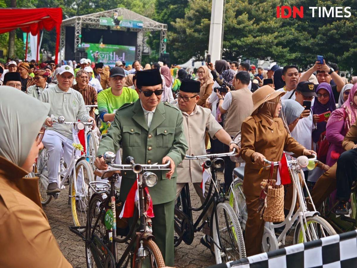 Menag Nasaruddin Umar, sukses mencuri perhatian dengan mengenakan setelan mirip Presiden pertama RI, Sukarno saat acara gowes Hari Guru Nasional 2025 (IDN Times/Ilman Nafi'an)