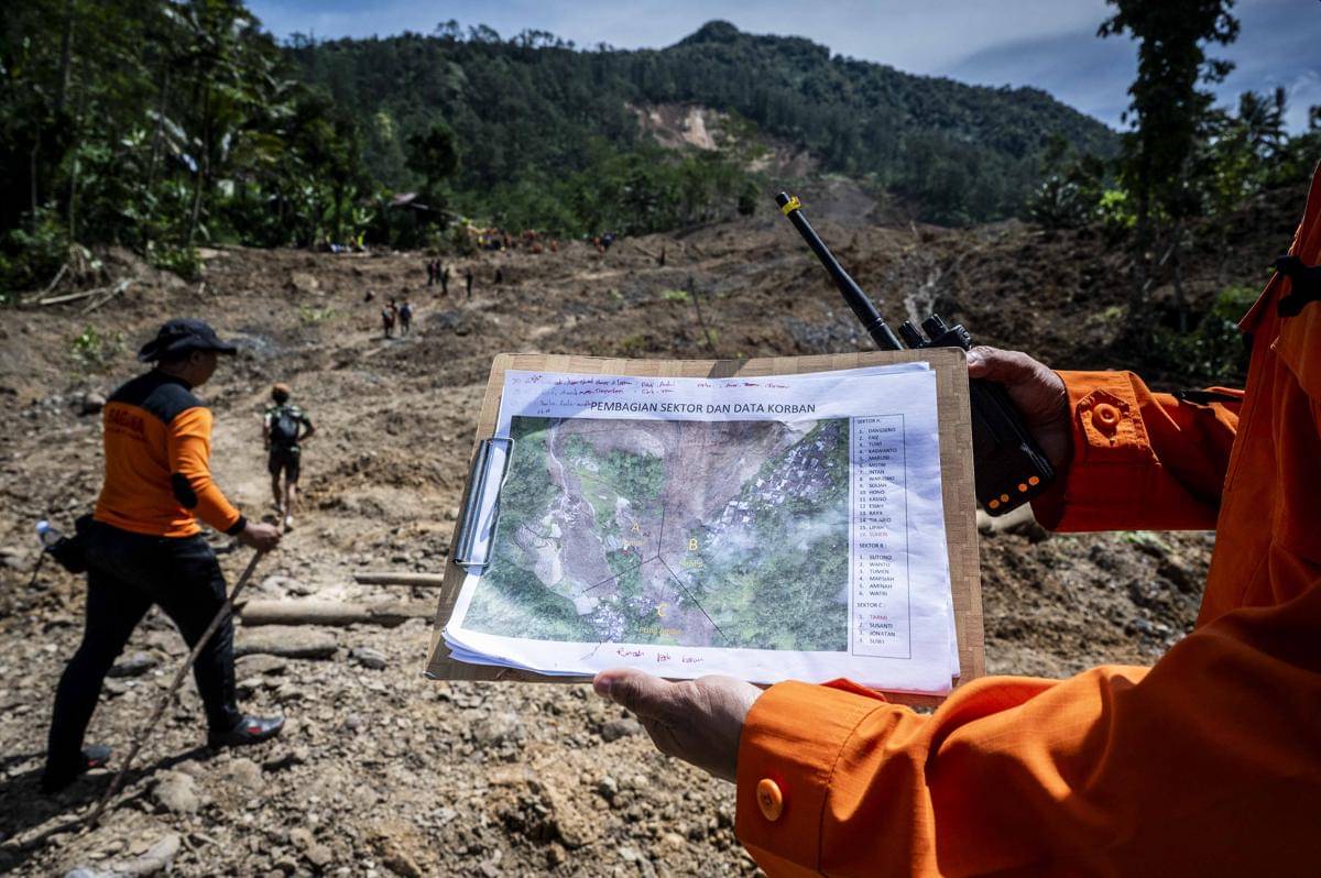 Tim SAR gabungan menunjukkan denah sektor evakuasi korban bencana tanah longsor di Dusun Situkung, Desa Pandanarum, Kecamatan Pandanarum, Kabupaten Banjarnegara, Jawa Tengah, Rabu (19/11/2025). (ANTARA FOTO/Aprillio Akbar)