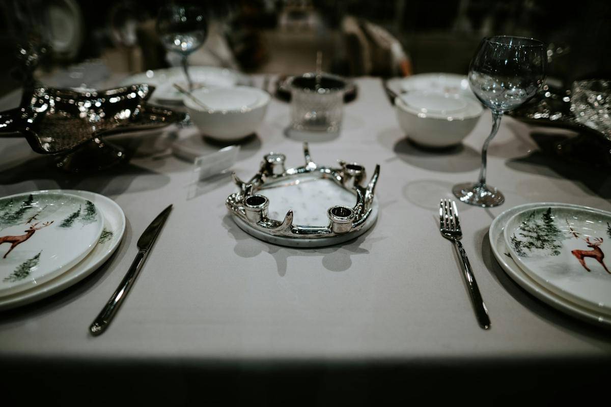 ilustrasi tablescape bernuansa silver