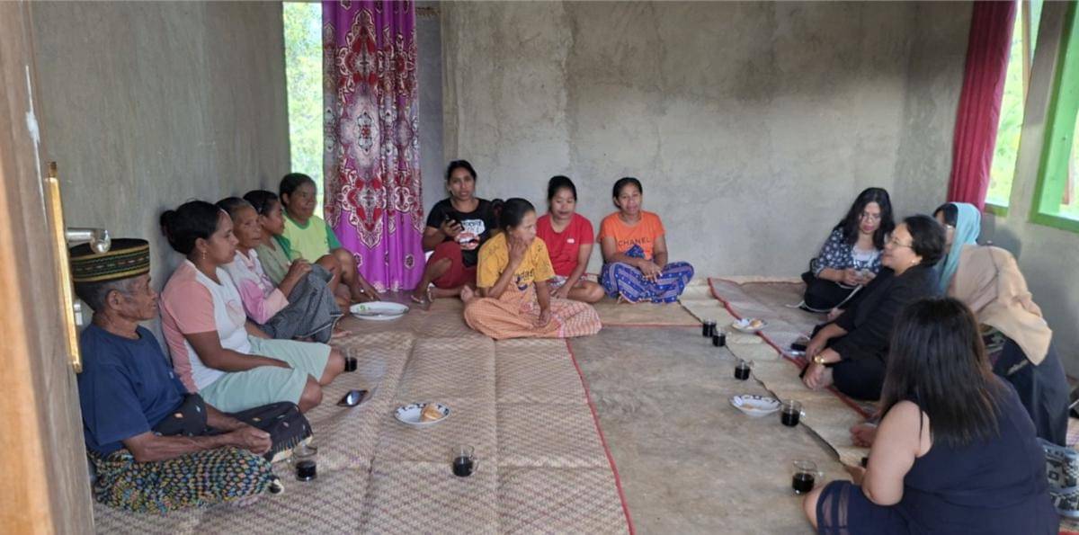 Tim GSSD Universitas Indonesia saat memberikan pelatihan standarisasi ekspor kain tenun Manggarai Barat di Nusa Tenggara Timur, akhir pekan lalu (Dokumentasi GSSD UI)