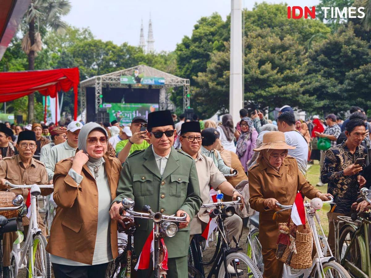 Menag Nasaruddin Umar, sukses mencuri perhatian dengan mengenakan setelan mirip Presiden pertama RI, Sukarno saat acara gowes Hari Guru Nasional 2025 (IDN Times/Ilman Nafi'an)