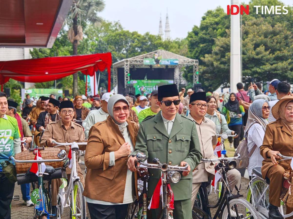 Menag Nasaruddin Umar, sukses mencuri perhatian dengan mengenakan setelan mirip Presiden pertama RI, Sukarno saat acara gowes Hari Guru Nasional 2025 (IDN Times/Ilman Nafi'an)