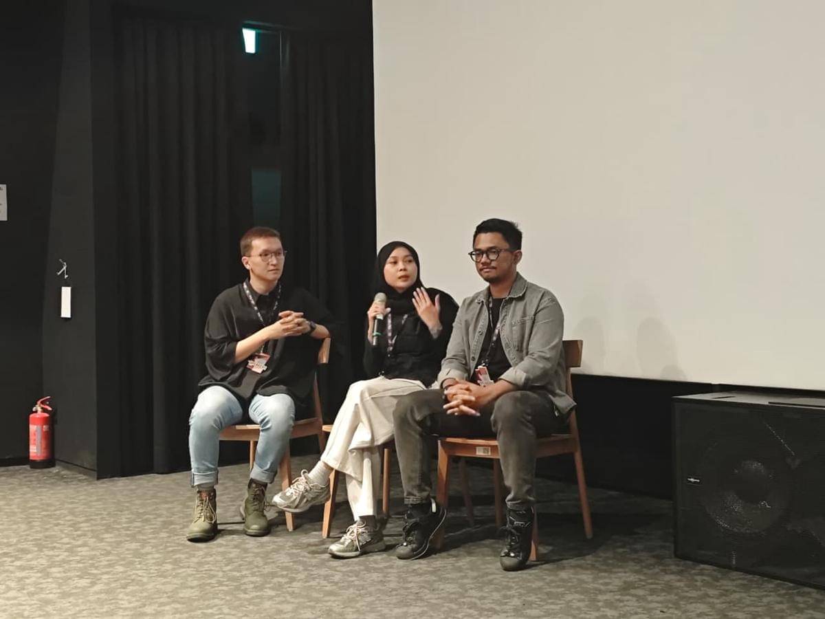 Ainun Nabiila (Product Experience Innovation Lead, Masstige and Advanced Beauty ParagonCorp) (tengah) dalam Design Talks berjudul Keeping the Vision Alive: The Founder's Mindset in Brand Innovation by ParagonCorp di acara ADGI Design Week 2025, Jumat (21/11/2025). (IDN Times/Febriyanti Revitasari)