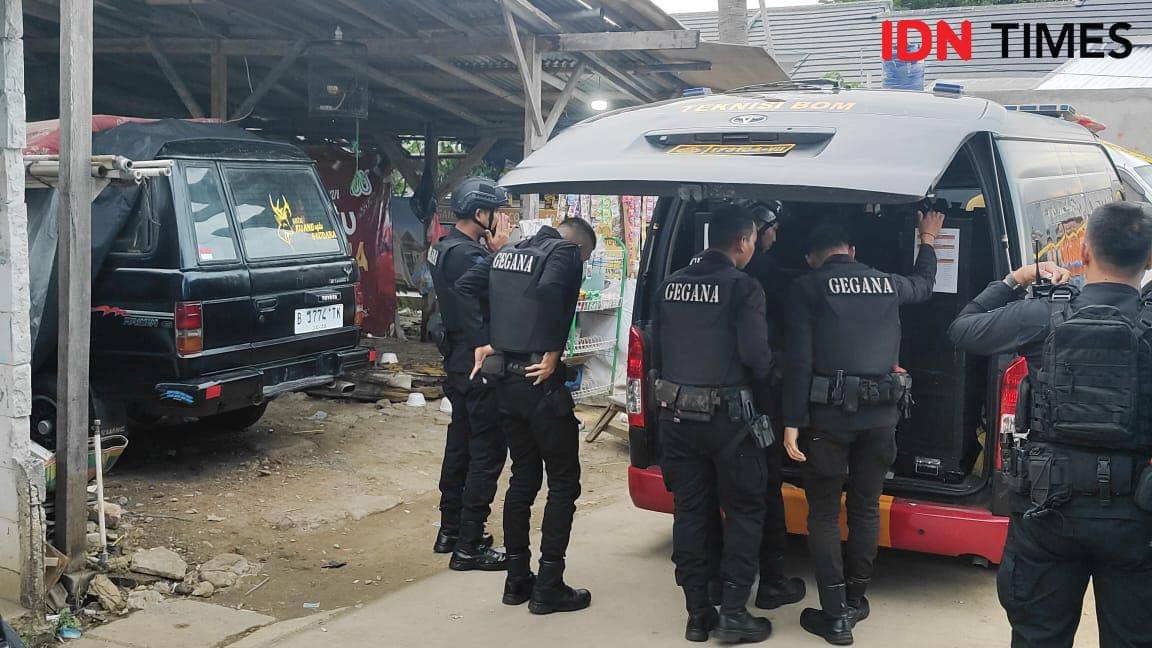 Gegana lakukan penyisiran di lokasi kejadian. (IDN Times/Imam Faishal)
