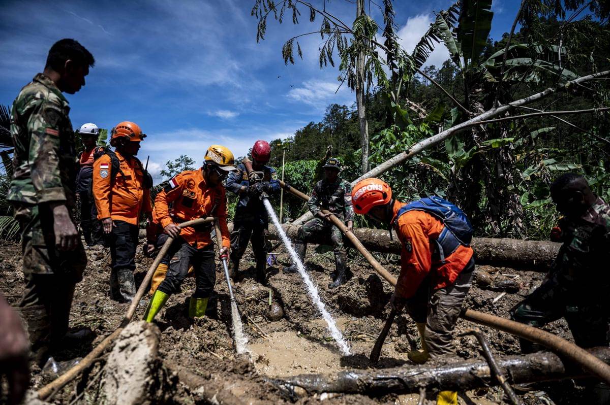 Tim SAR Gabungan melakukan proses pencarian korban longsor di Dusun Situkung, Desa Pandanarum, Kecamatan Pandanarum, Kabupaten Banjarnegara, Jawa Tengah, Rabu (19/11/2025). (ANTARA FOTO/Aprillio Akbar)