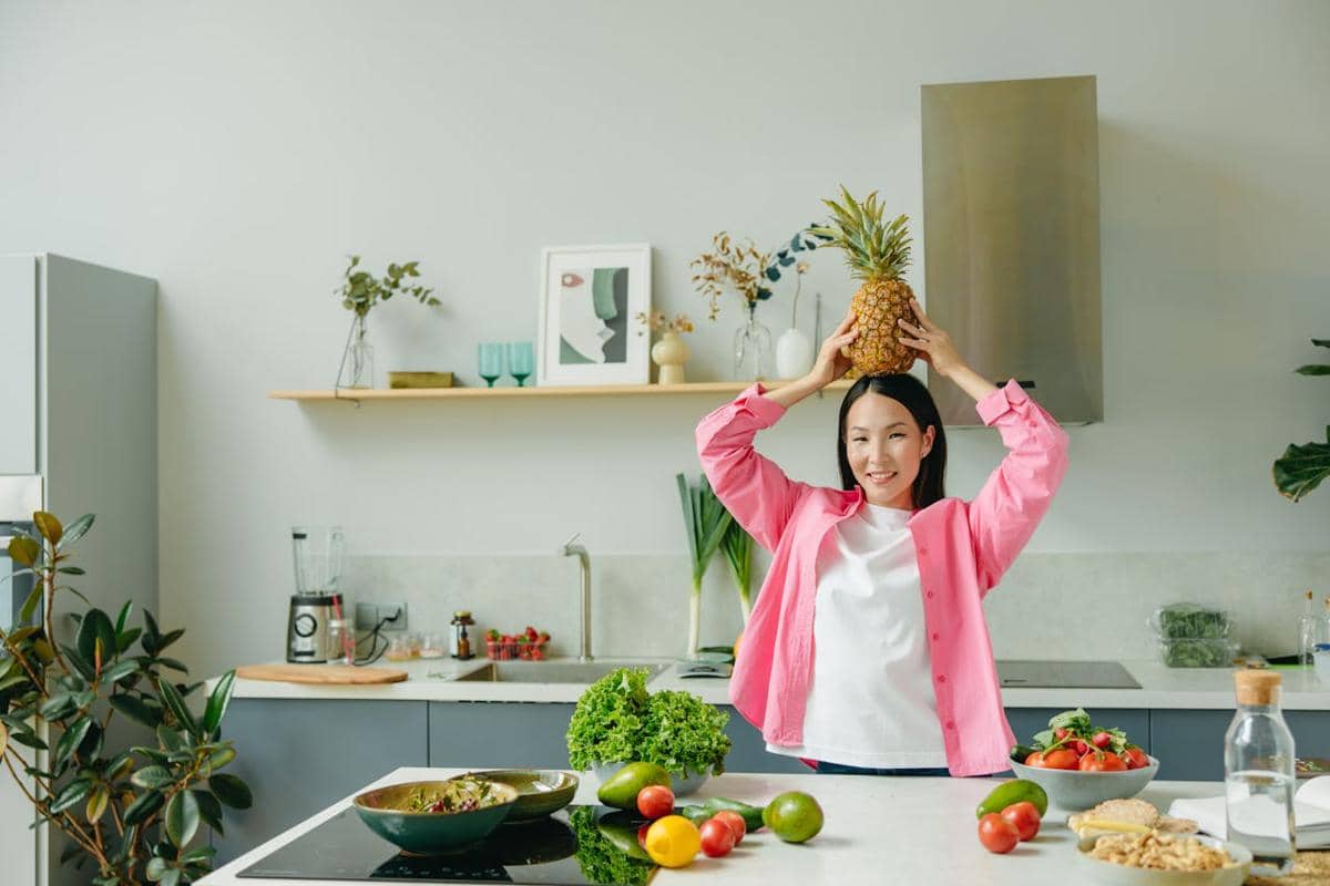 Menyiapkan buah dan sayuran untuk sahur.