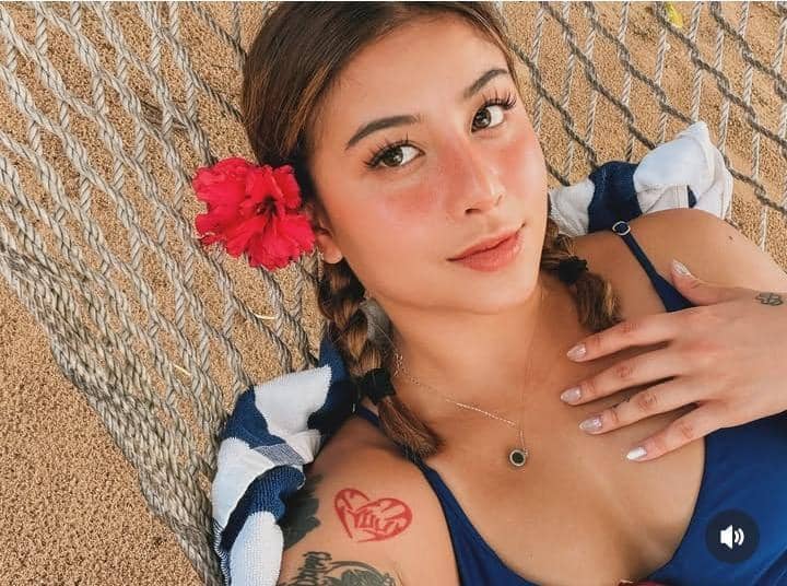 Karin Novilda liburan di Fiji Island