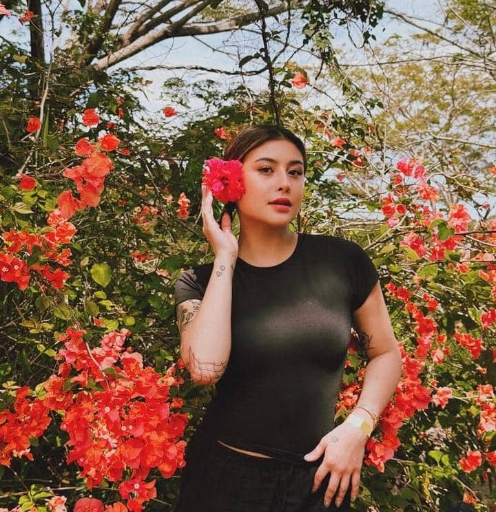 Karin Novilda liburan di Fiji Island