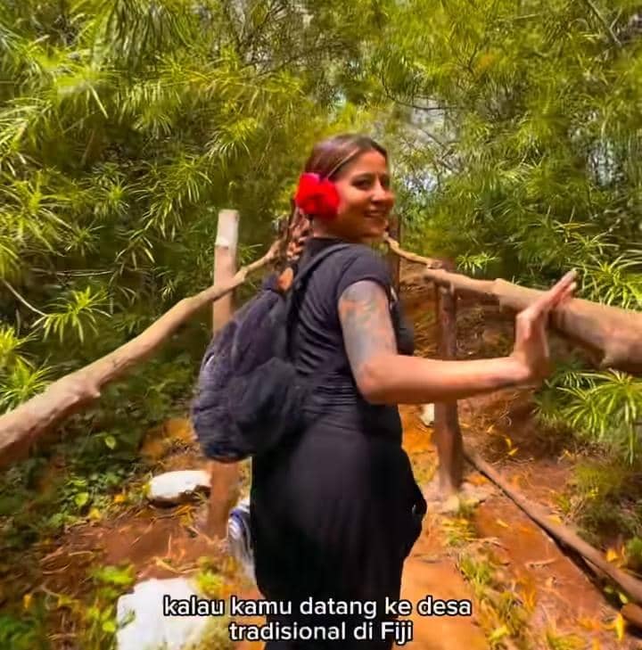 Karin Novilda liburan di Fiji Island