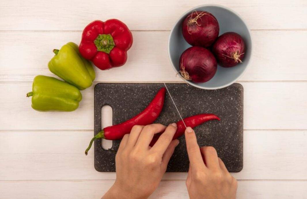 ilustrasi memotong cabai sebelum diblender (freepik.com/stockking)