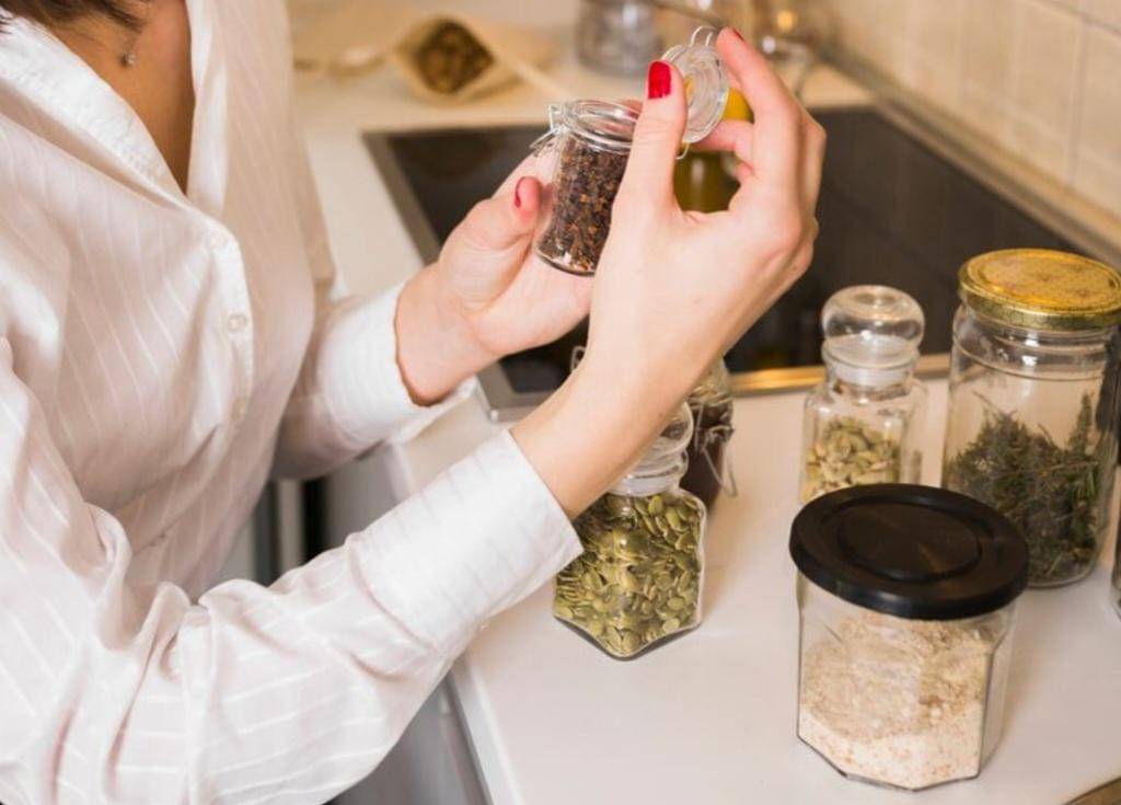 ilustrasi menyimlan bumbu dapur