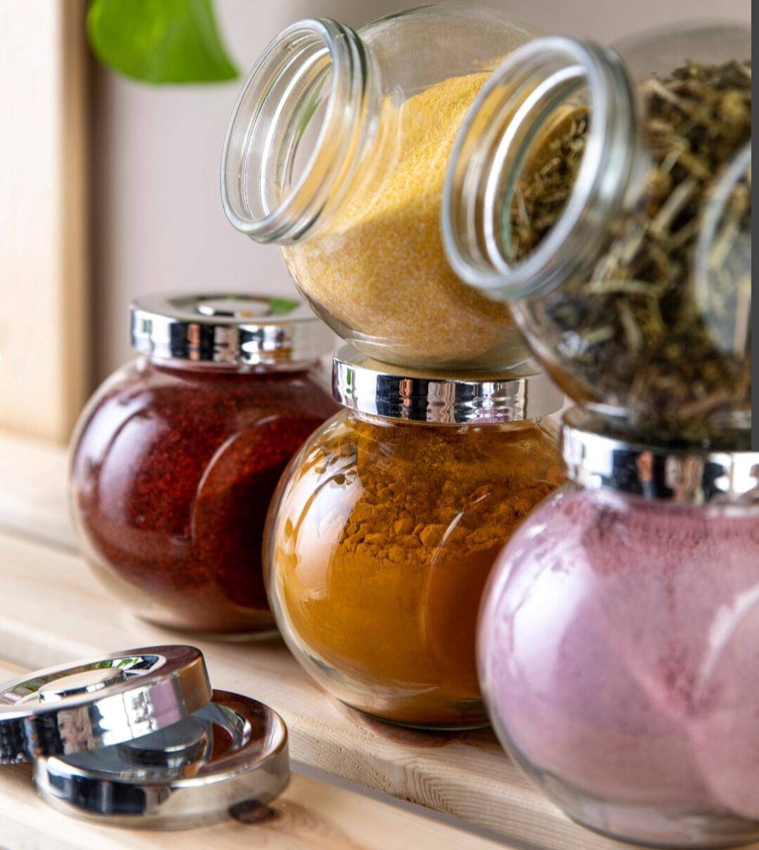 ilustrasi menyimpan bumbu kering