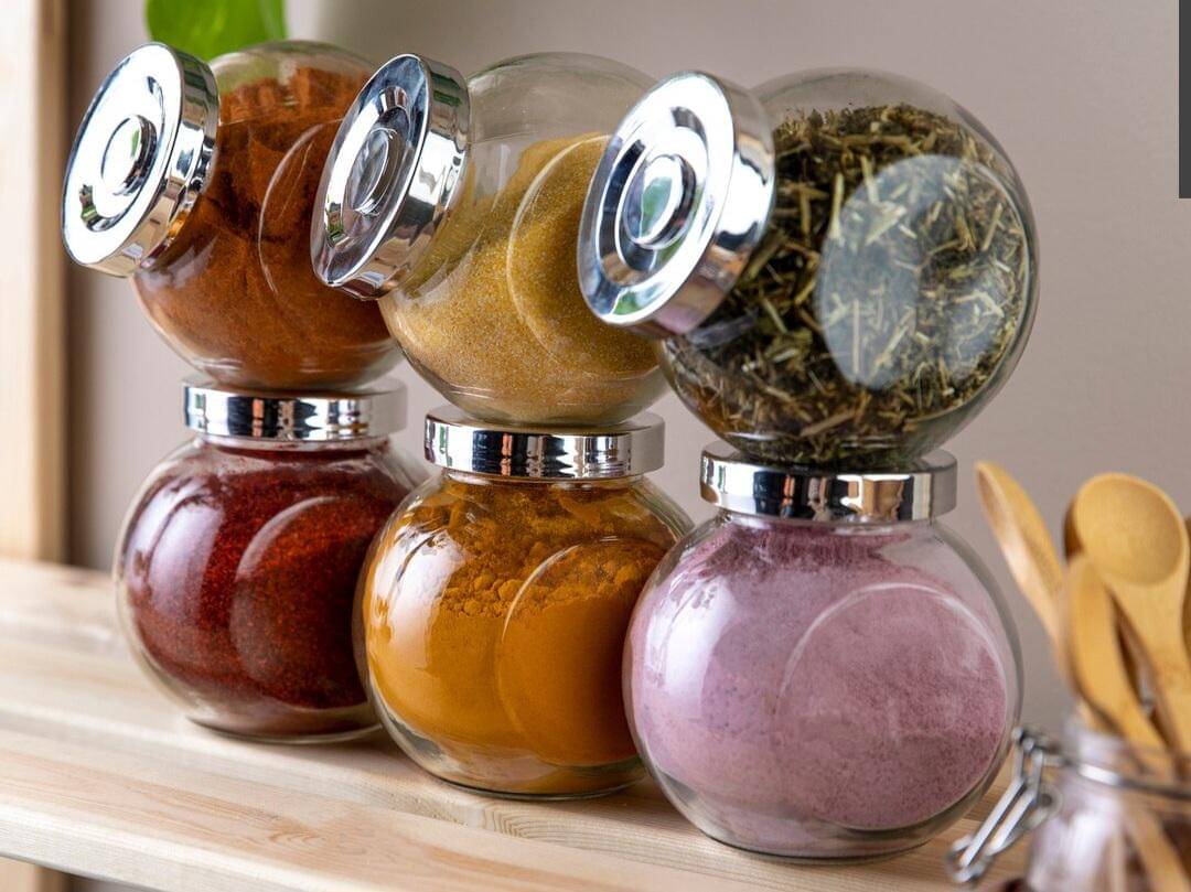 ilustrasi menyimpan bumbu kering