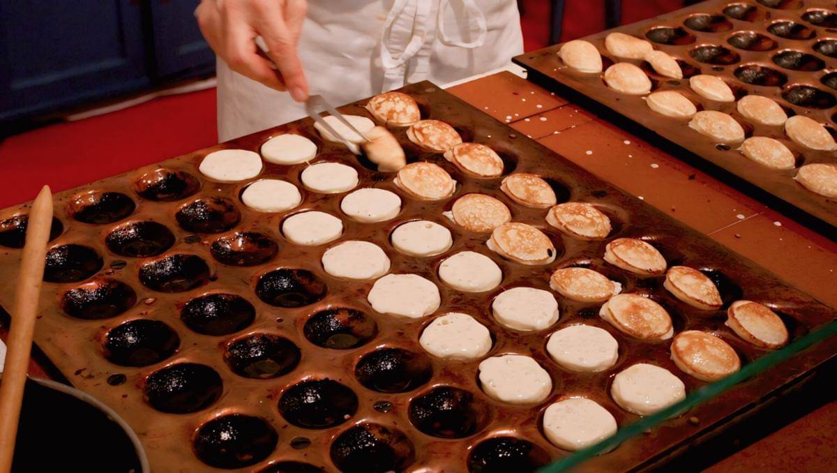 ilustrasi membalik adonan poffertjes